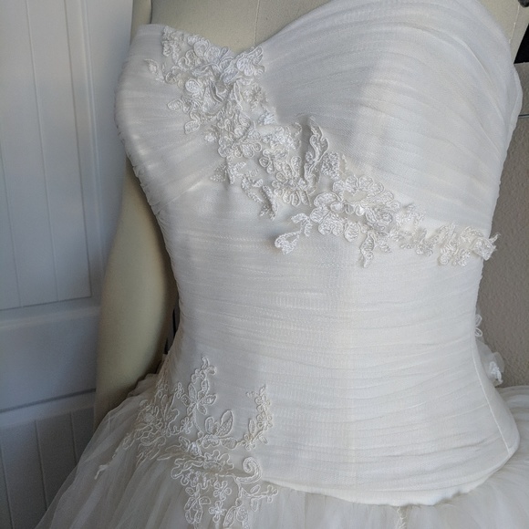 Vera Wang Designer Wedding Dress - Picture 3 of 5